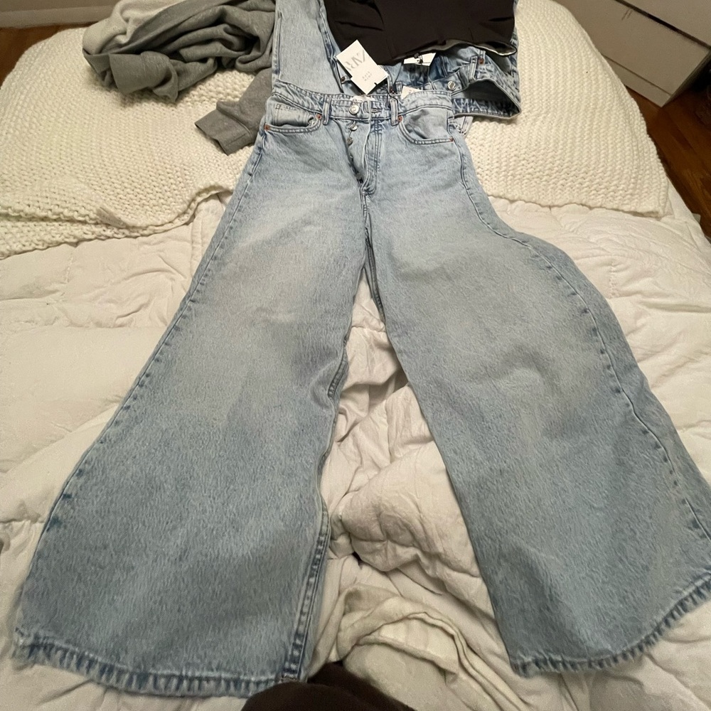 Brand new mom jeans. From Zara. Never worn.